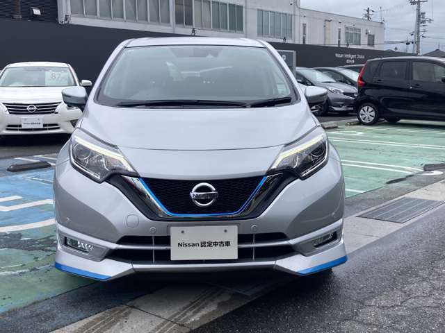 日産のブランドを象徴するVモーショングリルです。