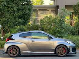 Gフォースのダウンサスをインストールしキッチリとアライメント調整しております。ノーマルの腰高感がなくなりスッキリしました。乗り心地も変わりません♪