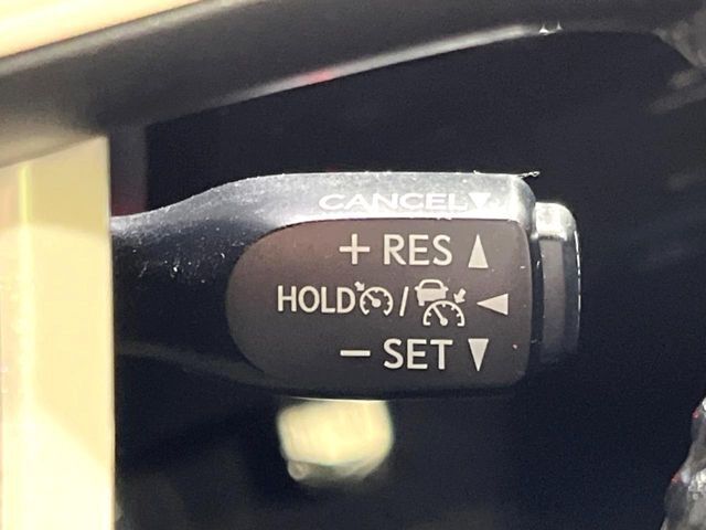 【レーダークルーズコントロール】高速道路での長距離走行が楽に！！自動で速度を保つクルーズコントロールが、衝突軽減システムと連携し、前方の車両を感知して車間を保つように速度調節してくれます！！