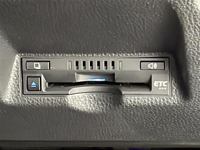 【ETC】有料道路を利用する際に料金所で停止することなく通過できる、ETC車載器（ノンストップ自動料金収受システム機器）が装備されています。セットアップを行うことで利用可能になります。