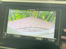 【バックカメラ】駐車時に後方がリアルタイム映像で確認できます。大型商業施設や立体駐車場での駐車時や、夜間のバック時に大活躍！運転スキルに関わらず、今や必須となった装備のひとつです！