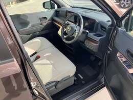 ◆前面ドア運転席◆ドアの開口が広く乗降ラクラク。シートの幅も広く運転していてもストレスを感じません。足元も広く快適なドライブを演出してくれます。