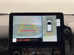 【パノラミックビューモニター】クルマを真上から見下ろした視点で駐車をサポートします！クルマの斜め後ろや真横など、いち早く障害物に気が付くことができます。