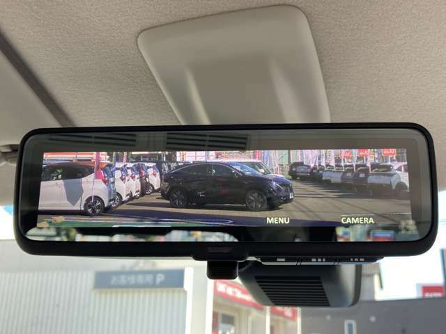 【インテリジェントルームミラー】スイッチをONにするとルームミラーが車両後方のカメラによる映像に切り替わり、車両後方をクリアに映し出します。雨天時には、雨滴のないクリアな後方視界を確保します。