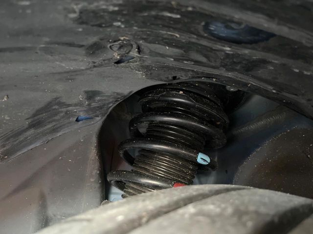 お車を安心してお乗りいただく為には、足回りの定期点検が欠かせません。サービスサポート（有償保証）では無料点検もご提供しており、安心のカーライフをお過ごしいただけるサポート体制が整っています。