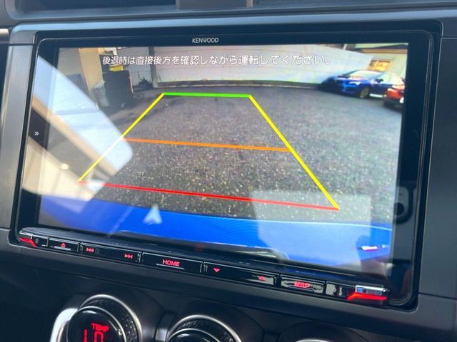 【バックカメラ】駐車時に後方がリアルタイム映像で確認できます。大型商業施設や立体駐車場での駐車時や、夜間のバック時に大活躍！運転スキルに関わらず、今や必須となった装備のひとつです！