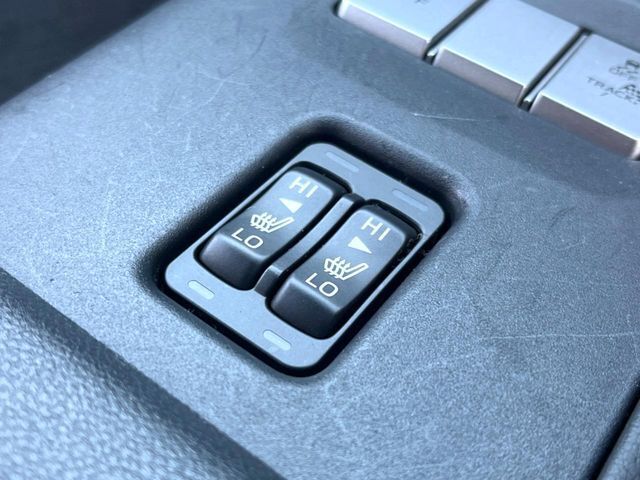 【シートヒーター】寒い日に重宝するシートヒーター！エアコンより早く温まってくれるので寒がりの人も安心ですね♪エアコンの温風は乾燥するから苦手、という方にもをおすすめです。