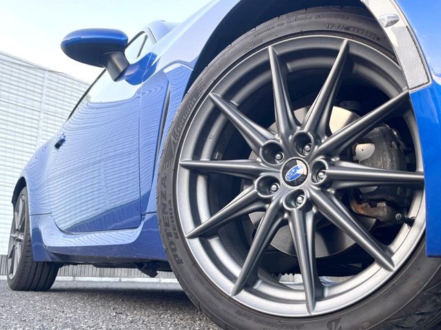 【純正アルミホイール】外観にマッチした純正アルミホイールを装着しております。各種社外アルミホイールや、スタッドレスタイヤも取扱いしております。是非ご相談ください♪