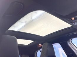 ●サンルーフ：開放感たっぷりの希少装備、サンルーフが装着されています！車内に明かりを取り入れたり景色を楽しむ以外にも、車内の空気も簡単に換気できて快適です！