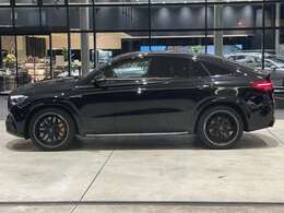 納車前整備はメーカー規定に基づき併設工場で入念に行います。メルセデス・ベンツ指定のツールと技術を用い、メーカーの研修を受けたメカニックがお客様のお車を整備いたします。神奈川運輸支局指定整備工場です。