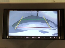 リバースギアに入れるだけで後方の表示へ切り替わります。夜間や雨の日の駐車も楽になりますよ。