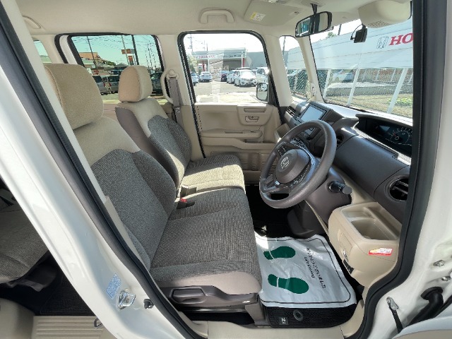 コンパクトなお車ですがゆったり広々としており長時間のドライブも快適にお楽しみいただけます。