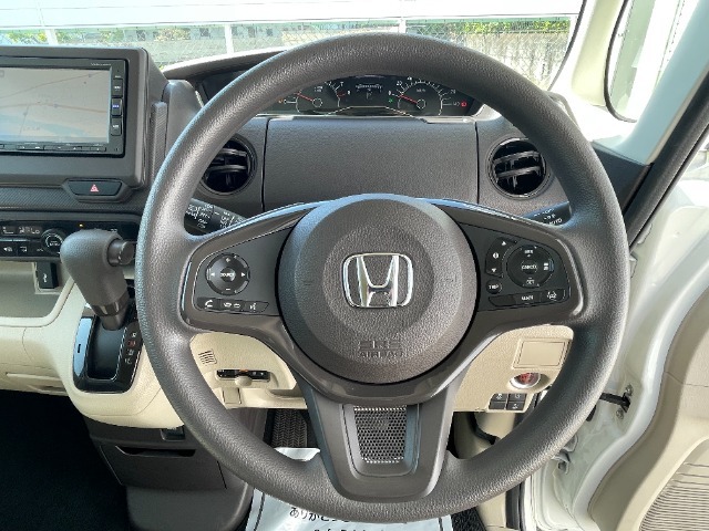 【HondaSENSING】を搭載しております。安全・快適な運転をサポートするためにHondaが独自に開発した6つの機能は事故を予防してドライバーや同乗者、そして歩行者の命を守るために役立つ機能です。
