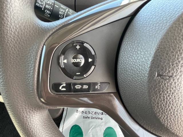 ステアリングリモコンつきです。走行中、ハンドルから手を離さずに音量やチャンネルを操作できます。