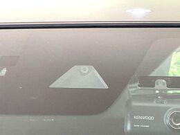 【スマートシティブレーキサポート】低速走行中に前方の車両等を認識し、衝突しそうな時は警報とブレーキで衝突回避と被害軽減をアシスト。より安全にドライブをお楽しみいただけます。