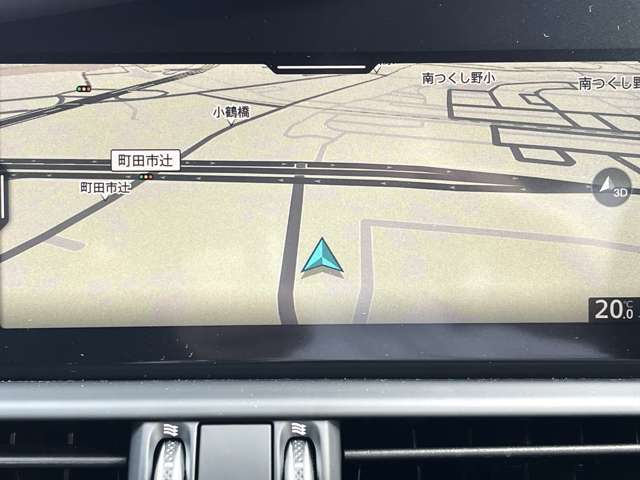 地デジチューナー内臓型、多機能タッチパネルメモリーナビゲーションを装備しています。