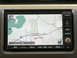 ダッシュボードに自然に溶け込むようにデザインされた純正HDDナビゲーション。