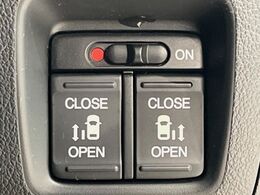 【両側パワースライドドア】スマートキーや運転席のスイッチで後席両側スライドドアの開閉が可能♪電動だから力を入れてドアを開ける必要が無く、小さなお子様でも簡単に開け閉めでき快適です♪