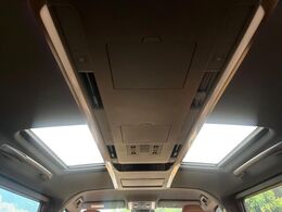【ガラスルーフ】ガラスルーフ搭載で車内の解放感が一気にアップ！開放的なドライブをお楽しみいただけます。