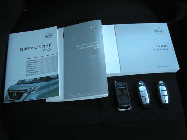 各種取説にメンテナンスノート　鍵は2個付いてます　併設の当社サービス工場で点検整備保証を3か月間付けての納車になります　是非御来店の上お確かめ下さい
