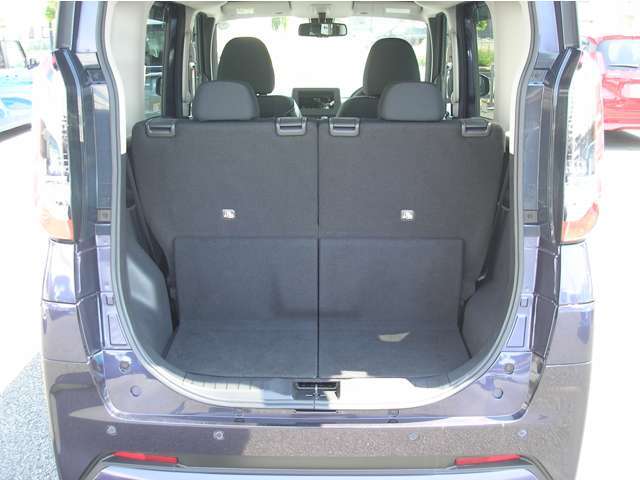 荷室も綺麗です　普段のお買い物や通勤送迎等に十分な荷室スペースがあります　シートを倒すと大きな荷物の積載も可能です