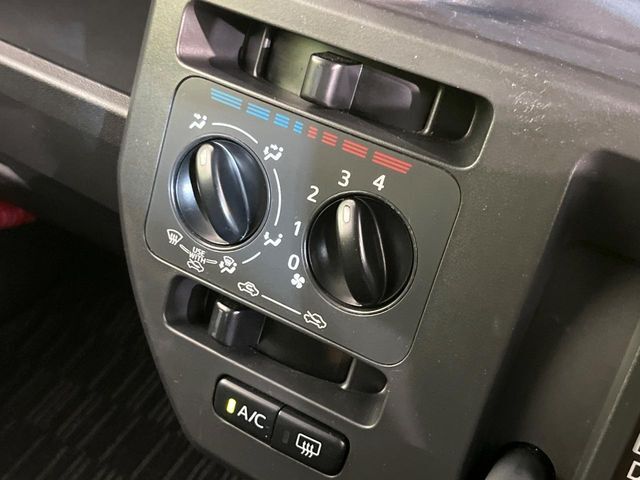 寒い冬も暑い夏も全席に快適な空調を届けてくれる、ダイヤル式エアコンを装備♪