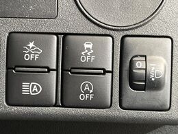 【スマートアシスト】走行中に前方の車両等を認識し、衝突しそうな時は警報とブレーキで衝突回避と被害軽減をアシスト。より安全にドライブをお楽しみいただけます。