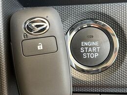 【キーフリーシステム】カバンやポケットに入れたままでもドアの施錠・解錠が可能なスマートキーを装備。エンジンのオン・オフ時もカギを取り出す必要が無いからとっても便利です♪