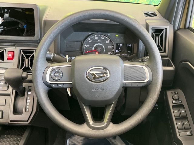 インテリアに合わせたデザインのステアリングは、運転される方のことも考え、運転しやすい形状、大きさです。是非一度、実際に触ってお確かめください。