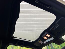 【ガラスルーフ】ガラスルーフ搭載で車内の解放感が一気にアップ！開放的なドライブをお楽しみいただけます。