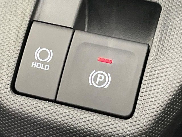 【電動パーキングブレーキ】パーキングブレーキは便利な電動式！ボタン一つで操作でき、アクセルを踏めば自動で解除されます♪レバーやペダルが無いので運転席廻りもすっきりしますね♪