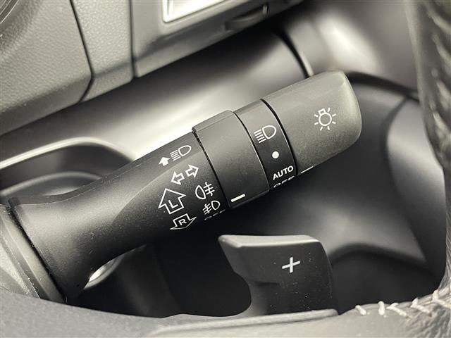 【オートライト（AUTO）】外の明るさをシステムが感知して、自動でヘッドライトが点灯します！ヘッドライトをつけ忘れを防ぐ便利機能です。