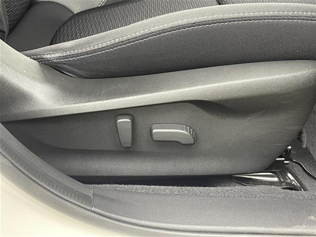 【パワーシート（電動シート）】シートを電動で、前後にスライドまたは上下の高さなどを調整することができます！細かい操作もスイッチ一つでできるので、とても便利です！
