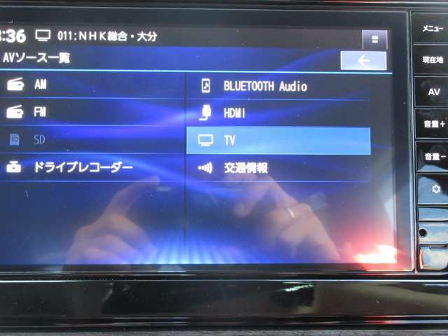 日産純正メモリーナビゲーションです♪目的地まで案内するナビゲーション機能の他にフルセグ画質で楽しめるTVやBluetooth Audioなど多彩な機能が満載で運転を快適にサポートしてくれます☆