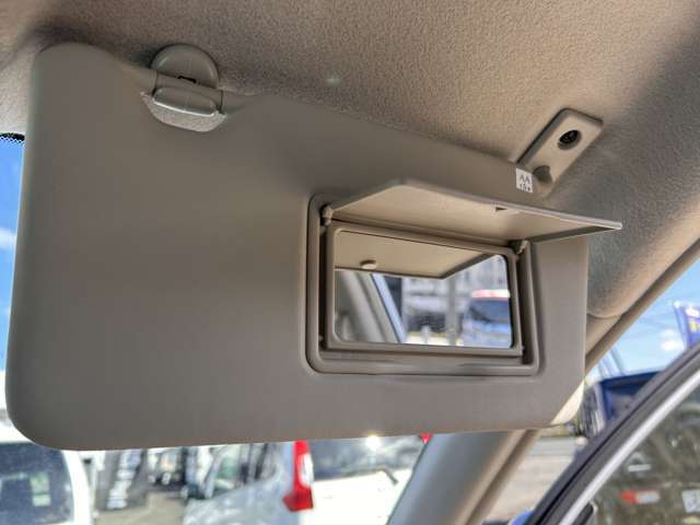 バイザーミラー付きです☆お出かけの際のチェックも大切です♪