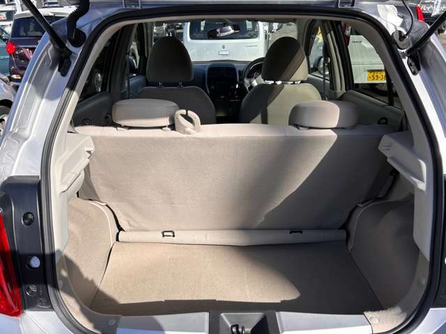 大きな荷物も楽々積める、低床＆大開口のラゲッジスペース☆