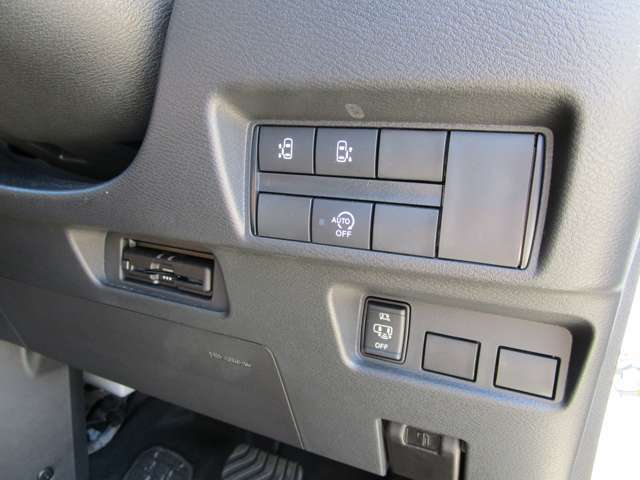運転席の操作部　左右スライドドアの開閉も出来ます