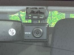 【ドライブレコーダー】安心・安全なカーライフに必須のドライブレコーダーを装備！走行中はもちろん、あおり運転や事故に遭遇した際の状況も映像で記録し、万一のリスクに備えます。