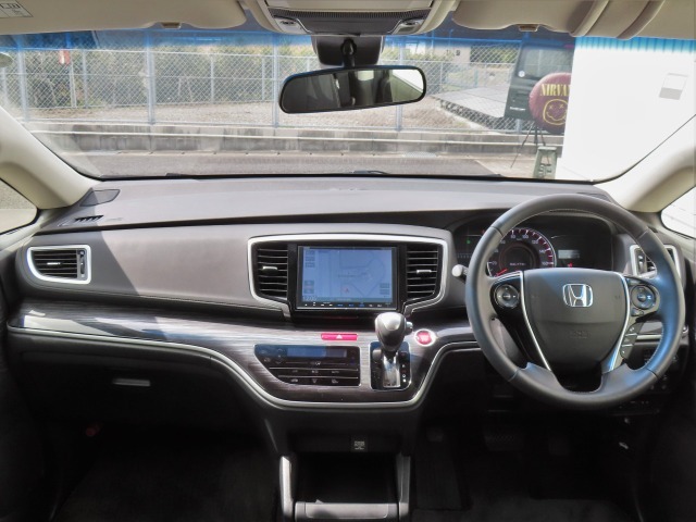 【インパネ周り】広々とした視界性の良い運転席です。ゆったりとした快適な乗り心地で運転できます。触れる部分に配した柔らかな質感のソフトパッドや上質な色づかいなど空間そのものの心地よさにもこだわりました。
