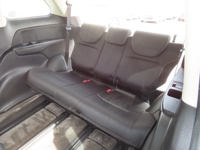 【3列目シート】ベンチシートになっており、シート幅が広いので車内がよりスッキリと一体感のある空間に。また左右への移動がスムーズに行えるので乗り降りのときもラクチンです。