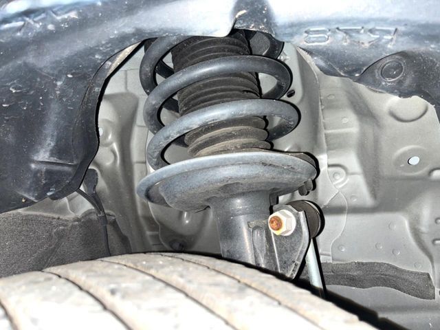 お車を安心してお乗りいただく為には、足回りの定期点検が欠かせません。サービスサポート（有償保証）では無料点検もご提供しており、安心のカーライフをお過ごしいただけるサポート体制が整っています。