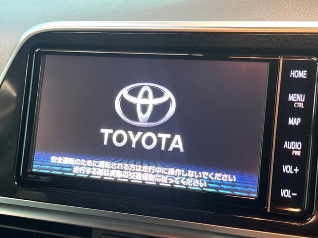 【純正ナビ】人気の純正ナビを装備しております。ナビの使いやすさはもちろん、オーディオ機能も充実！キャンプや旅行はもちろん、通勤や買い物など普段のドライブも楽しくなるはず♪