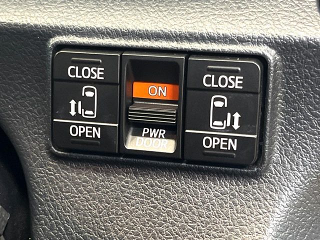 【両側パワースライドドア】スマートキーや運転席のスイッチで後席両側スライドドアの開閉が可能♪電動だから力を入れてドアを開ける必要が無く、小さなお子様でも簡単に開け閉めでき快適です♪