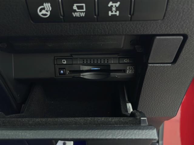 【ETC】有料道路を利用する際に料金所で停止することなく通過できる、ETC車載器（ノンストップ自動料金収受システム機器）が装備されています。セットアップを行うことで利用可能になります。