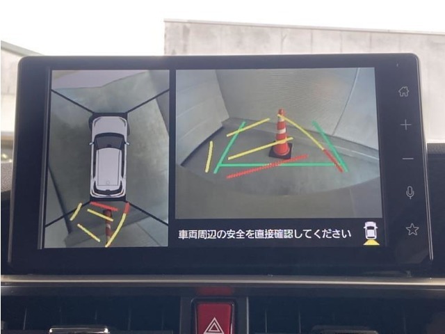 真上から見下ろしたような視点で車とその周囲を確認出来る画面と、車両後方を映し出すバックモニター画面の2つを表示してくれます。