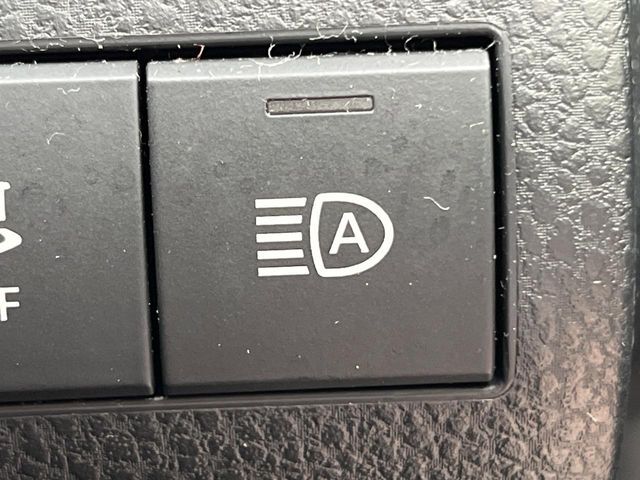 【アダプティブハイビーム】遠くまで明るく照らすハイビームを先行車や対向車に照射しない様、自動で調整！毎回手動で切り替える必要がなく、夜間走行時のストレスも軽減。安全性向上にも寄与します。