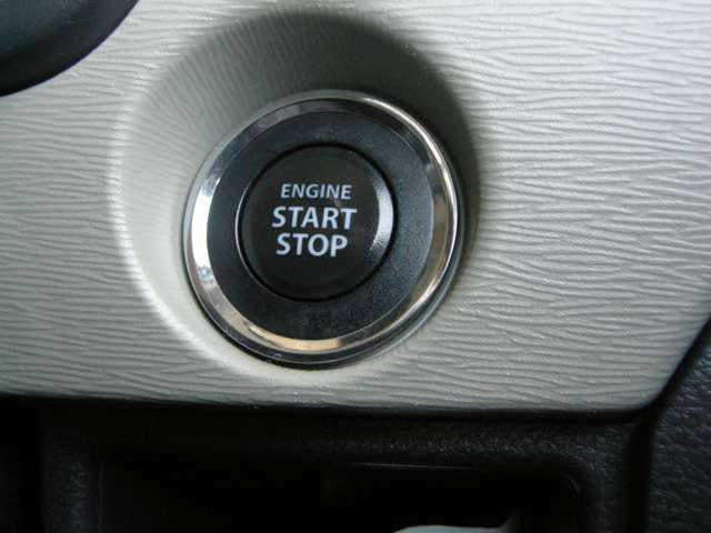 【プッシュスタートエンジン】スマートキー携帯時、ボタンを押すだけでエンジンのオンオフが可能です。
