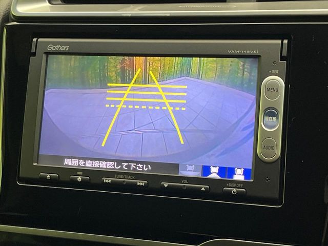 【バックカメラ】駐車時に後方がリアルタイム映像で確認できます。大型商業施設や立体駐車場での駐車時や、夜間のバック時に大活躍！運転スキルに関わらず、今や必須となった装備のひとつです！