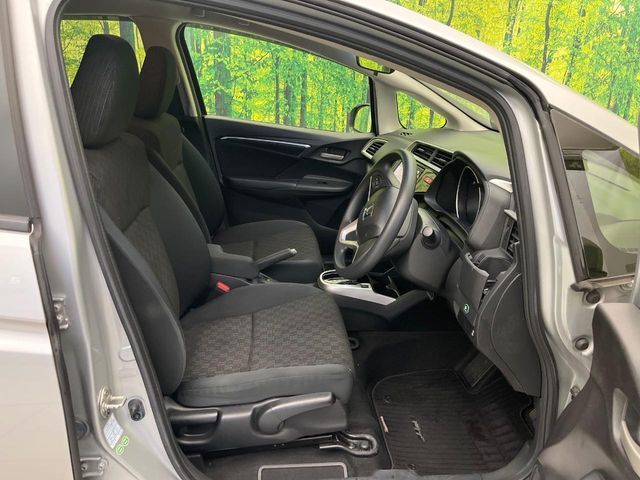 運転席シート廻りは使用感も少なく、良好な状態となっています。前オーナー様が丁寧に使っていたことがよくわかりますね。