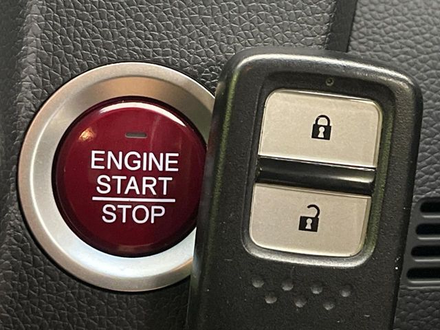 便利なキーレス＆プッシュスタートシステム♪この電子キーを携帯しているだけで簡単にエンジンの始動やドアの解錠、施錠が可能です！また万が一の時も安心なエンジンイモビライザーもついてます！